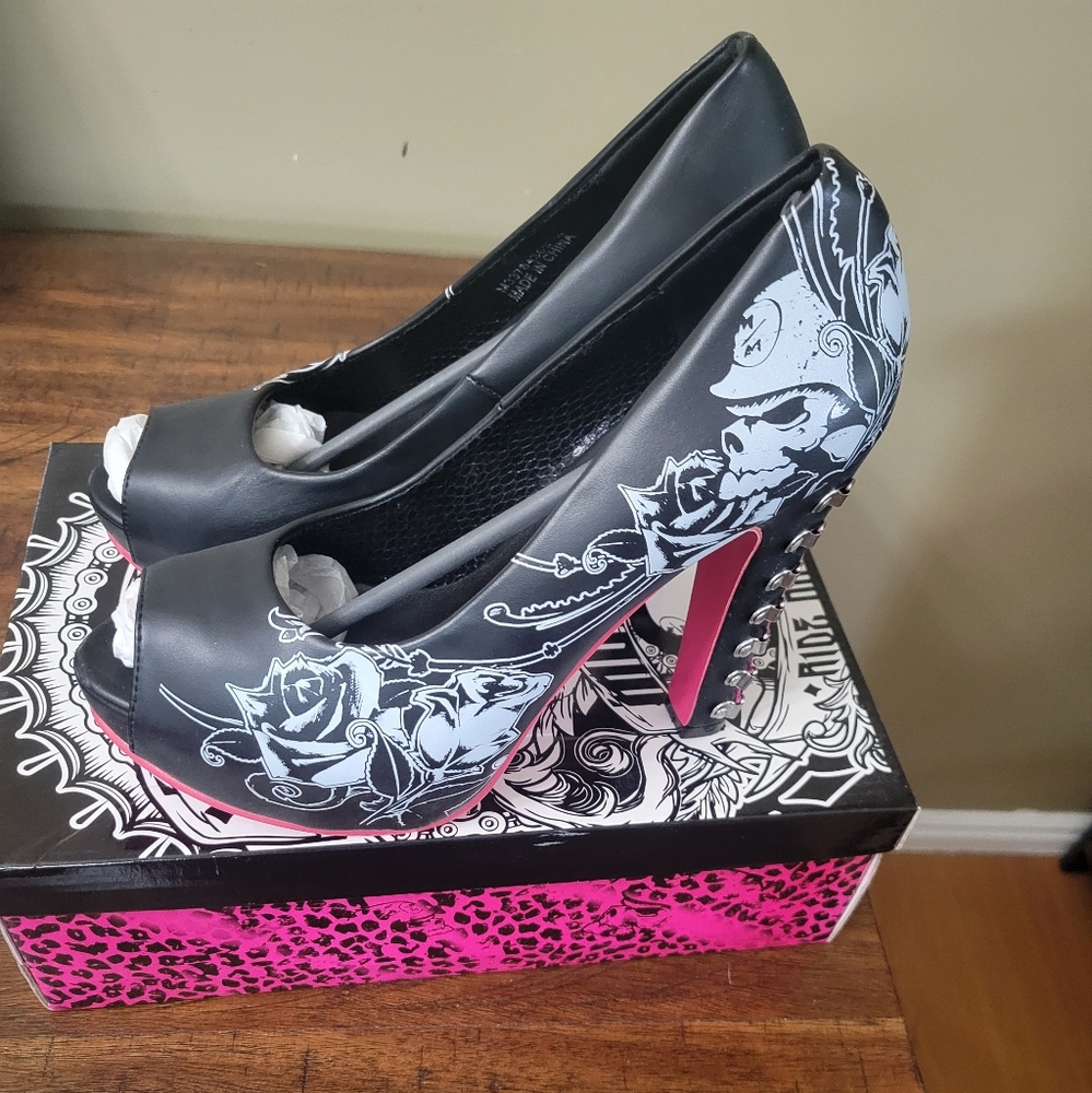 Metal Mulisha Black and Pink Heels with Striking Design - Picture 7 of 7